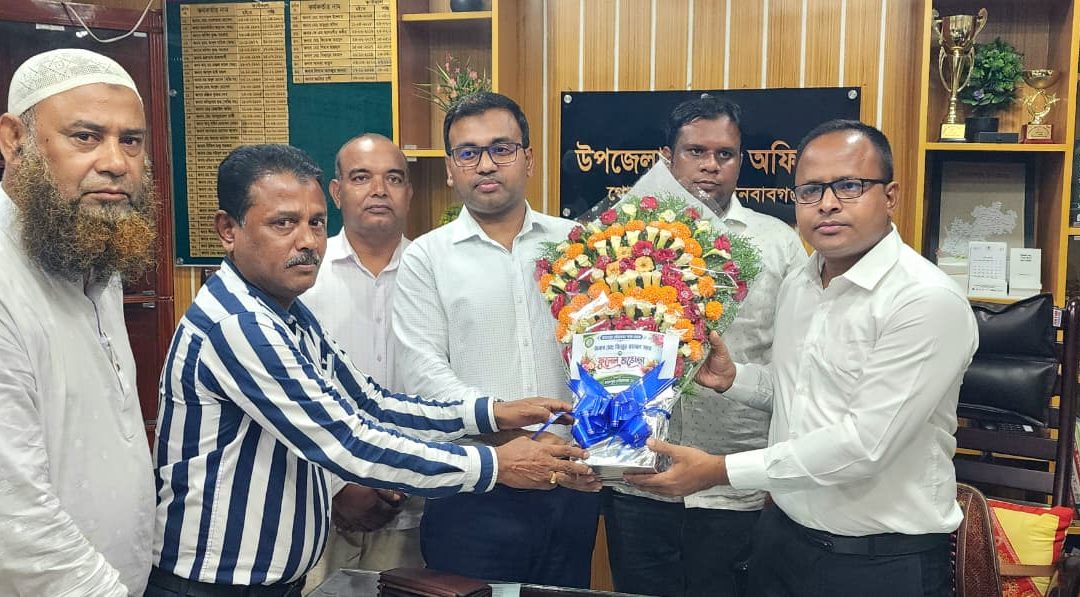 জনাব মোঃ জিল্লুর রহমান নবাগত প্রশাসক রহনপুর পৌরসভার পক্ষ থেকে ফুলেল শুভেচ্ছা