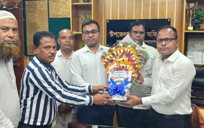 জনাব মোঃ জিল্লুর রহমান নবাগত প্রশাসক রহনপুর পৌরসভার পক্ষ থেকে ফুলেল শুভেচ্ছা